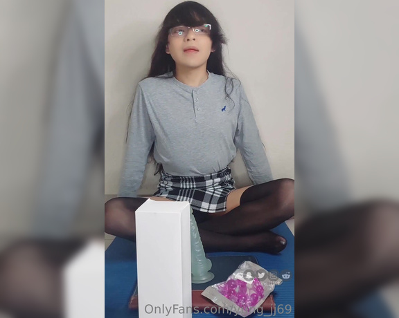 Yung_JJ69 aka yung_jj69 - 04-20-2023 OnlyFans Video - El unboxing del dildo transparente que probablemente ya vieron The unboxing of the transparent dildo that