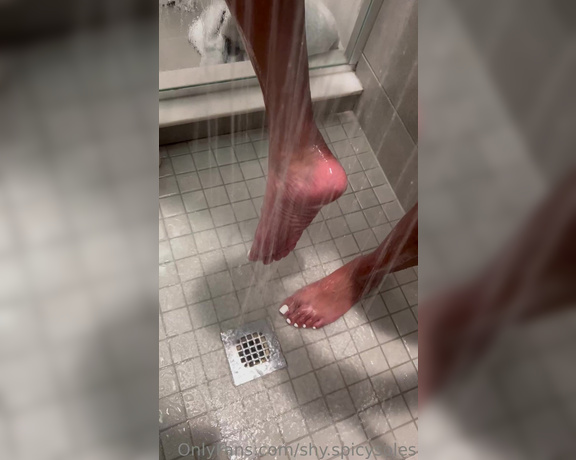 ShyMilan aka shy.spicysoles Foot Fetish - 07-20-2023 OnlyFans Video - Got some stuff in the shower for you guys today