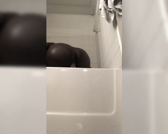 Blake Levii aka blakelevii - 12-11-2019 OnlyFans Video - Slamming this fat ass booty down on purple rain