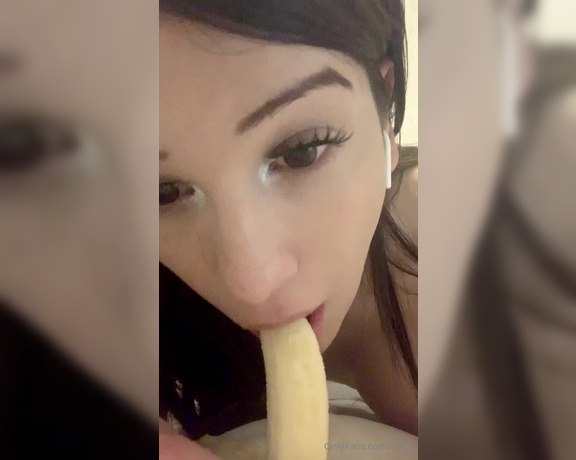 TS Sulka aka sulka - 04-09-2020 OnlyFans Video - Sucking a banana   wish i had the real thing