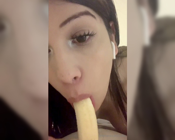 TS Sulka aka sulka - 04-09-2020 OnlyFans Video - Sucking a banana   wish i had the real thing