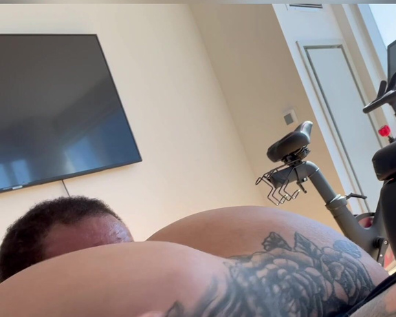 Valencia Hall aka only1valenciahallxxl - 10-11-2023 OnlyFans Video - Maintenance guy eating my ass, so good I had to turn around so i can nutt