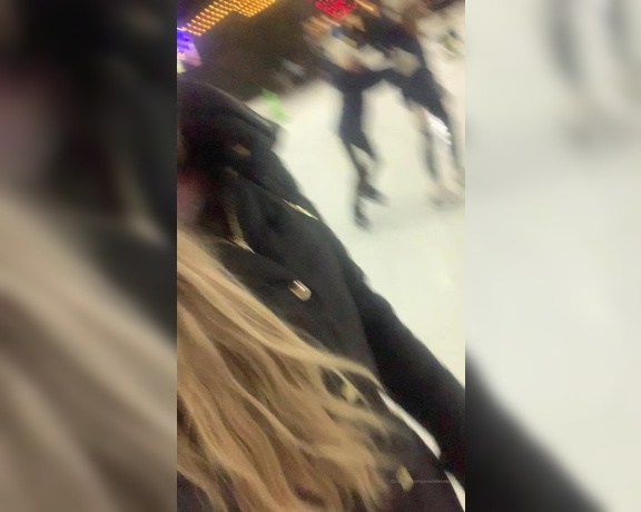 Janelle Fennec aka janellefennec - 12-23-2019 OnlyFans Video - A little ice skating, happy holidays