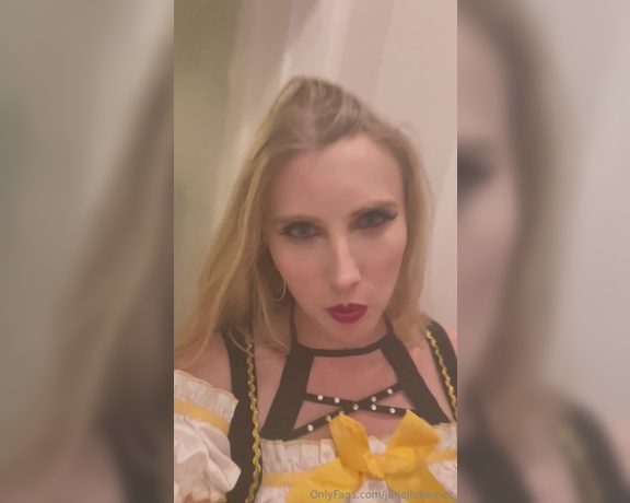 Janelle Fennec aka janellefennec - 11-01-2023 OnlyFans Video - Happy Halloween A few cups in to a party, but I made sure you all got