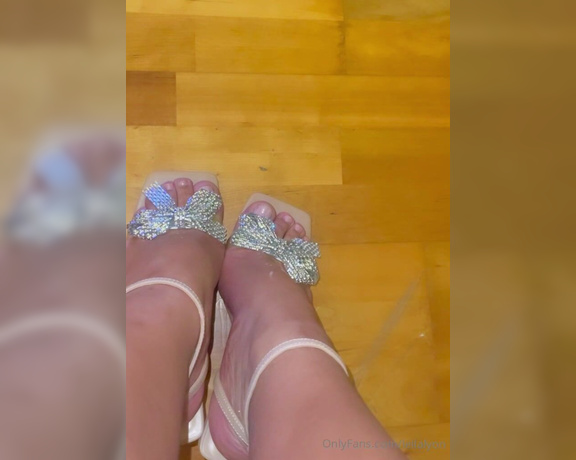 Leila Lyon aka leilalyon - 12-14-2023 OnlyFans Video - Do u like my feet