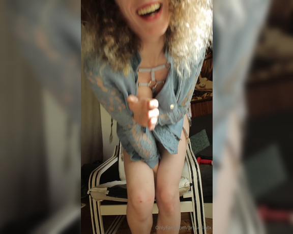 PrxscilliaTx aka prxscilliatx - 05-31-2024 OnlyFans Video - Tu connais ce son des années 90 tu me trouves comment dans mon short