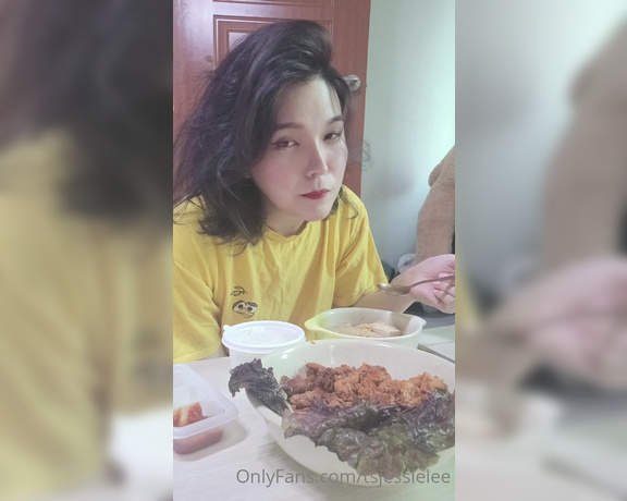 Jessie Lee aka tsjessielee - 05-19-2022 OnlyFans Video - Mukbang Stir_fry marinated pork Mukbang means eating videostream in Korean and I thought Id share this