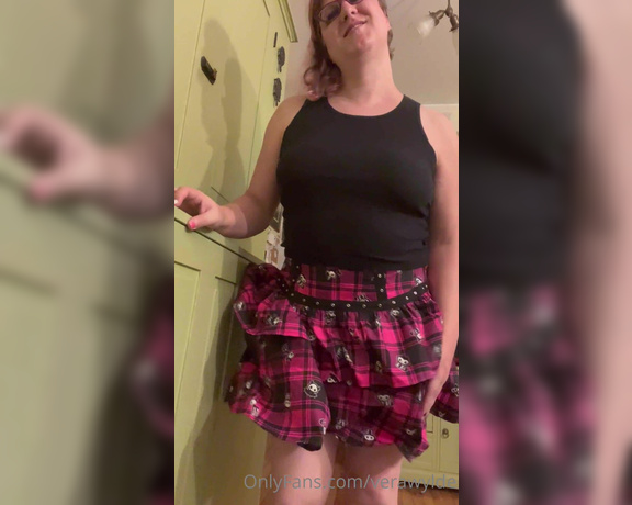 Vera Wylde aka verawylde - 08-02-2023 OnlyFans Video - Showing off a new skirt to you while youre on your knees