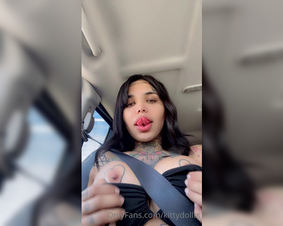 Miss MexXx aka kittydollts - 09-29-2022 OnlyFans Video - Casual manejando sacándome las tetas y el chico de enfrente me ve