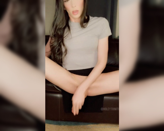 TS Triniti aka holeytriniti - 01-09-2024 OnlyFans Video - Lazy night at home