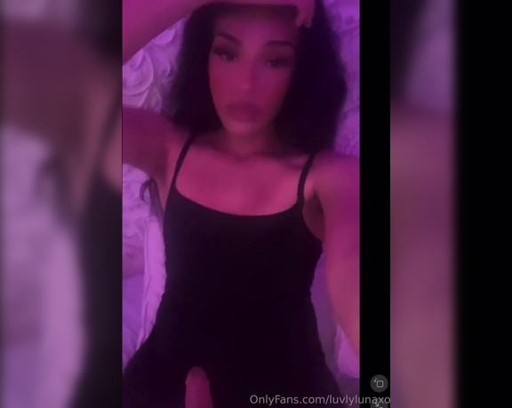 TS Luvlylunaxo aka luvlylunaxo - 02-01-2025 OnlyFans Video - Who wants to stroke with me before bed