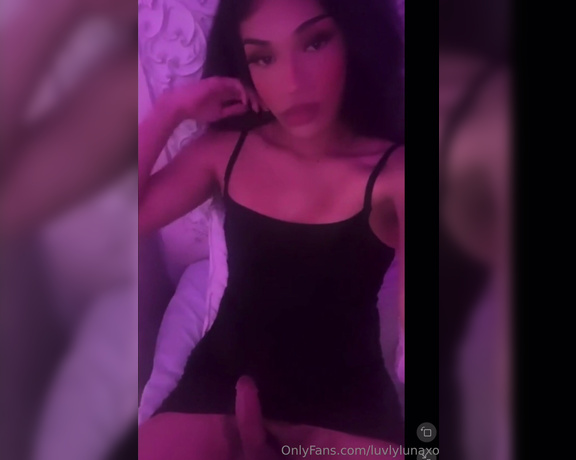 TS Luvlylunaxo aka luvlylunaxo - 02-01-2025 OnlyFans Video - Who wants to stroke with me before bed