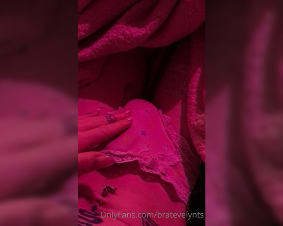 Evelyn Tumbles aka bratevelynts - 07-15-2022 OnlyFans Video - bedtime touches