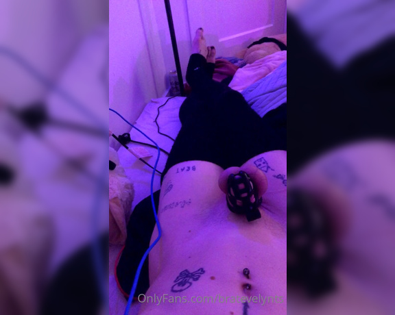 Evelyn Tumbles aka bratevelynts - 12-12-2022 OnlyFans Video - cute n small  trying to find balance between being locked and unlocked it is vvvvvfun_krcy