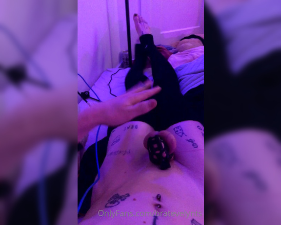 Evelyn Tumbles aka bratevelynts - 12-12-2022 OnlyFans Video - cute n small  trying to find balance between being locked and unlocked it is vvvvvfun_krcy